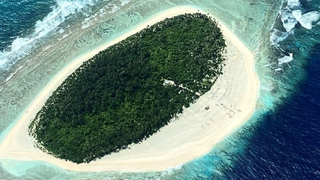 Rescatan a tres náufragos de una isla desierta gracias a un mensaje de SOS escrito en la arena